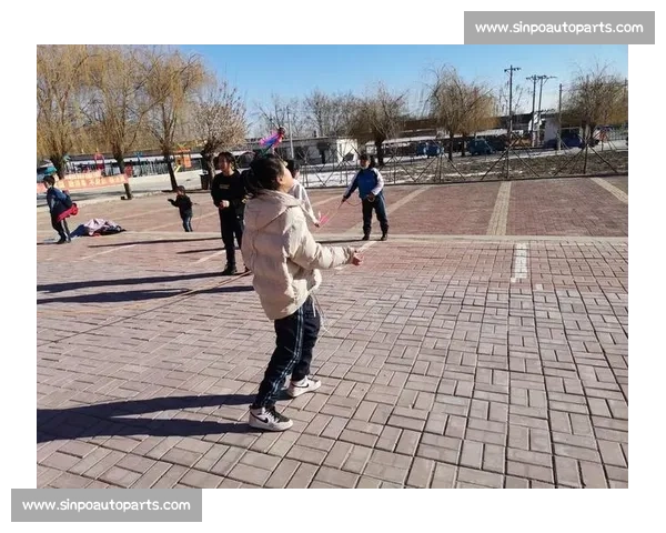 《快乐竞技展风采跳绳踢毽子比赛中的团结与拼搏》